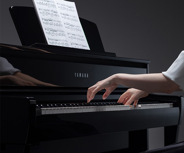 Man speelt op Yamaha Clavinova CLP-725 PE