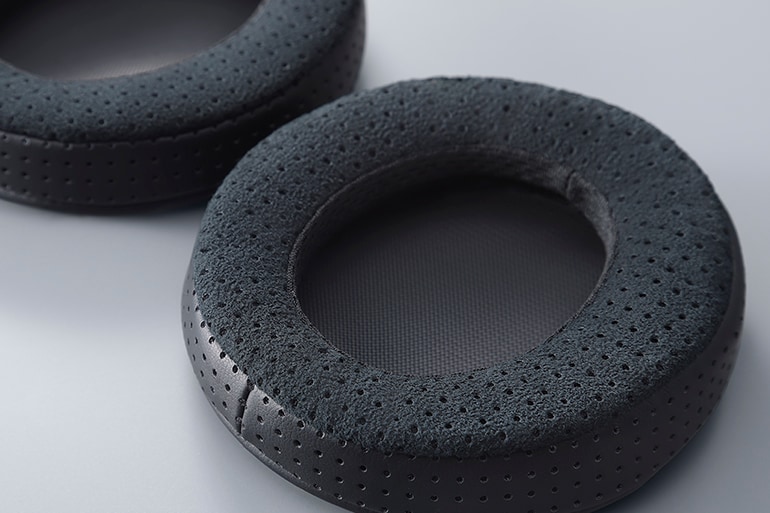 Earpads of the YH4000 headphones