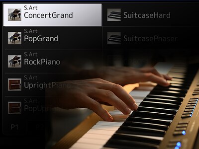 Collage d'une capture d'écran de la liste des Voix de la station de travail arrangeur Yamaha PSR-SX920/720+ et d'une photo de la main d'une personne jouant sur un clavier