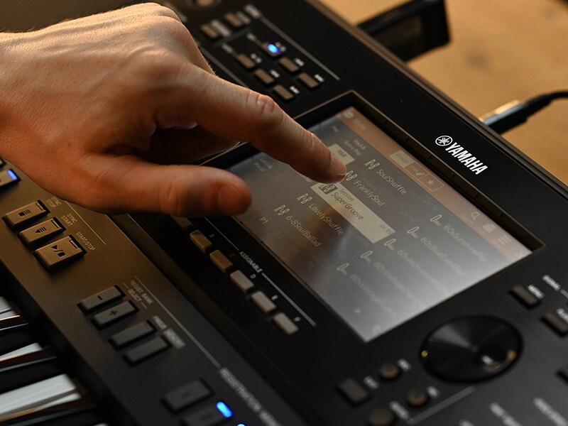 Utilisation de l'écran tactile de la station de travail arrangeur Yamaha PSR-SX720+.