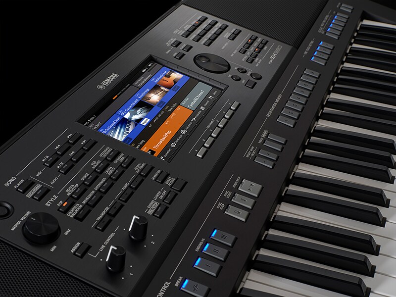 Photo de la station de travail arrangeur Yamaha PSR-SX720+ prise en diagonale depuis le coin supérieur gauche.