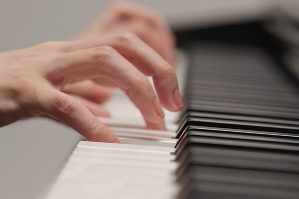 Mains jouant sur le clavier Graded Hammer Standard (GHS)