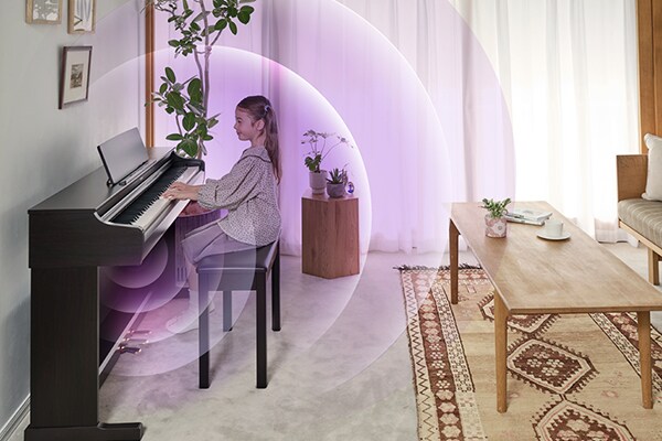 Ondes sonores se propageant depuis un piano ARIUS dans un salon