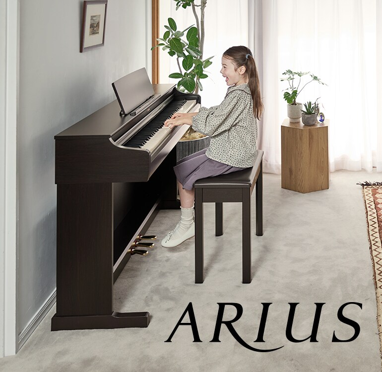 Une fille jouant sur un piano numérique ARIUS à la maison, démontrant une musicalité grandissante et une expression émotionnelle plus profonde.
