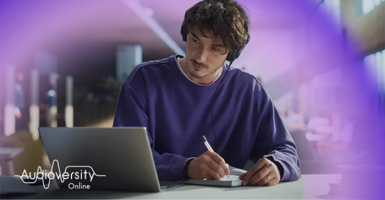 Logo Audioversity Online et aura derrière un homme concentré sur une séance de formation en ligne.