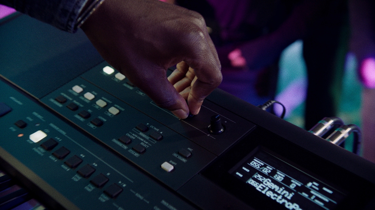 Une personne contrôle le bouton Live Control du PSR-E583