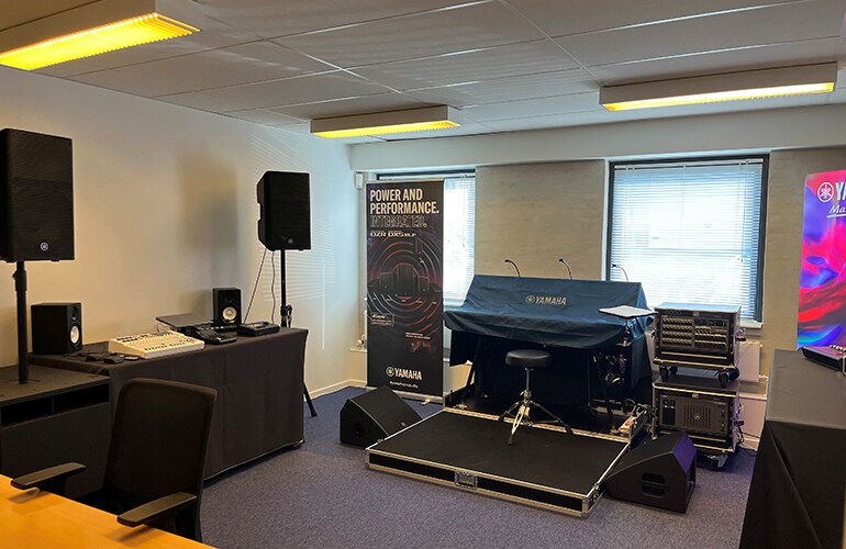Centre de formation de Copenhague avec sièges, écran d'affichage et équipement de démonstration audio.