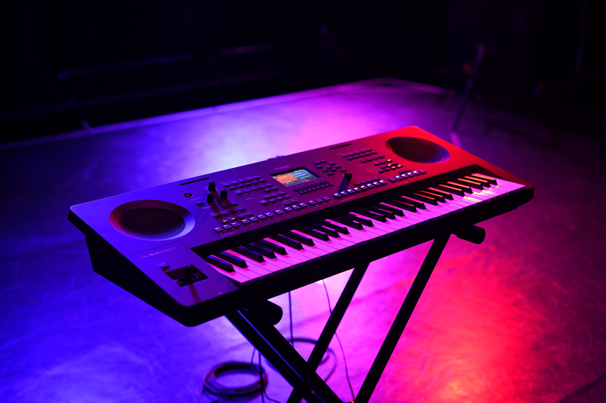 Un clavier sur un support sous les projecteurs d'une scène