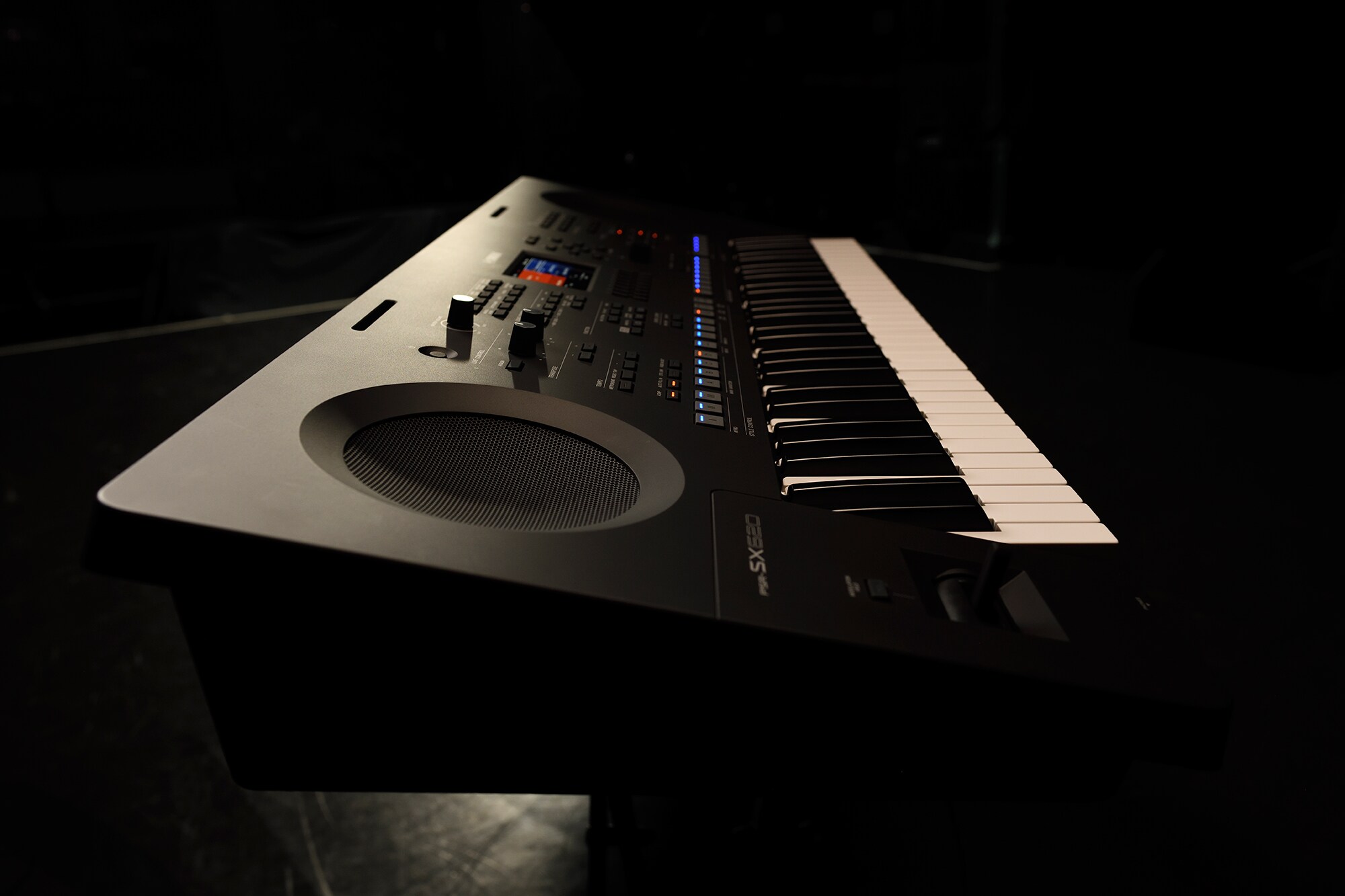 Un clavier sur un support sous les projecteurs d'une scène