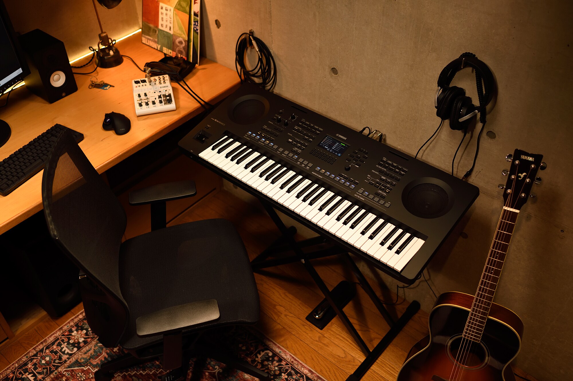 Un espace de création musicale à domicile avec un ordinateur et un clavier