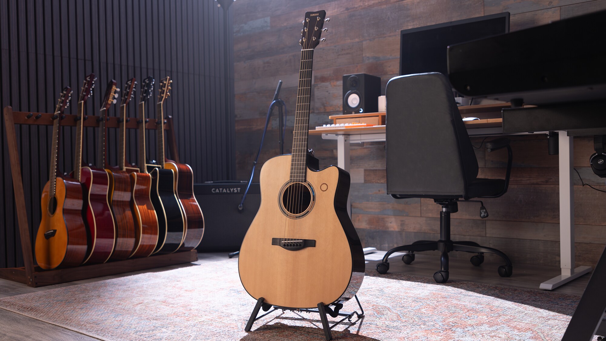 Une guitare acoustique TAG3 C placée au centre d'un studio à domicile