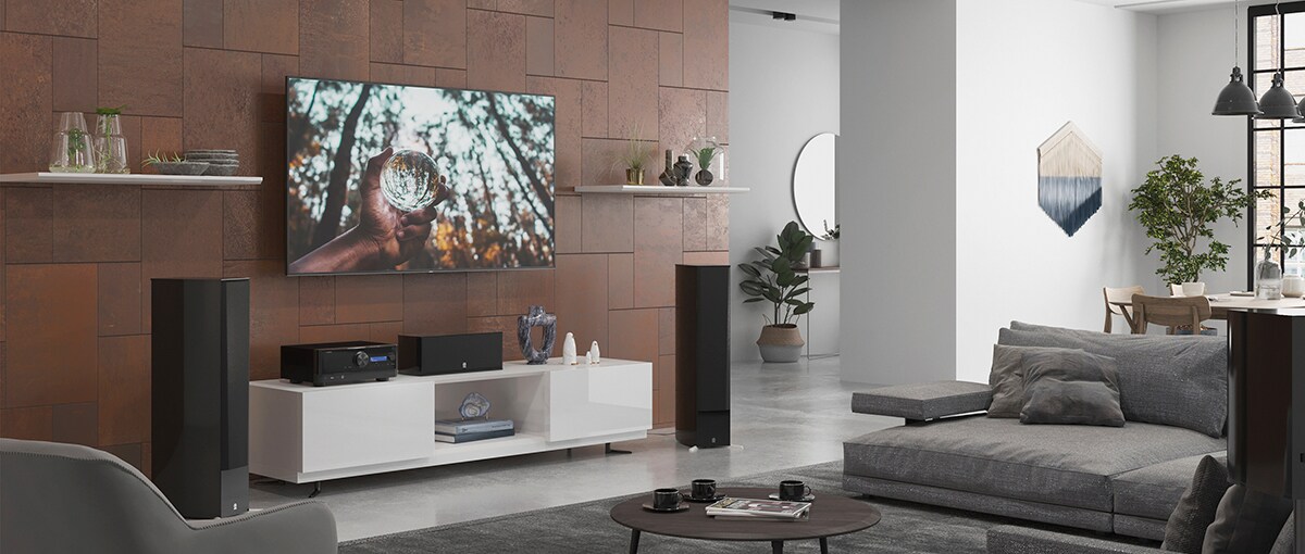 Image d'un récepteur AV et d'une enceinte passive dans une pièce spacieuse pour visualiser l'utilisation de MusicCast.