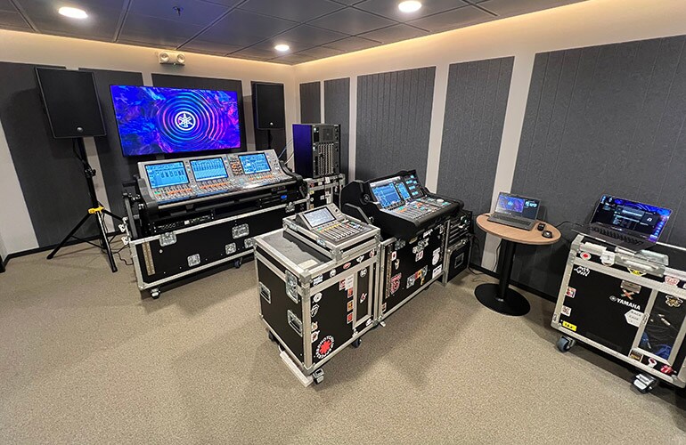 Centre de formation de Manille avec sièges en configuration salle de classe, écran d'affichage et équipement de formation audio.