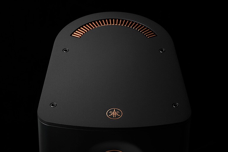 Le panneau supérieur en aluminium du NX-70A