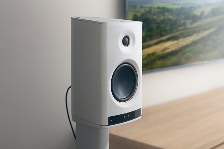 Gros plan de l'enceinte NX-70A à côté d'un téléviseur