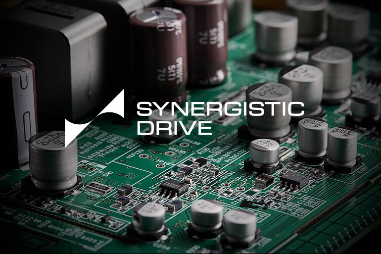 Circuit d'amplification interne du NX-70A et logo Synergistic Drive