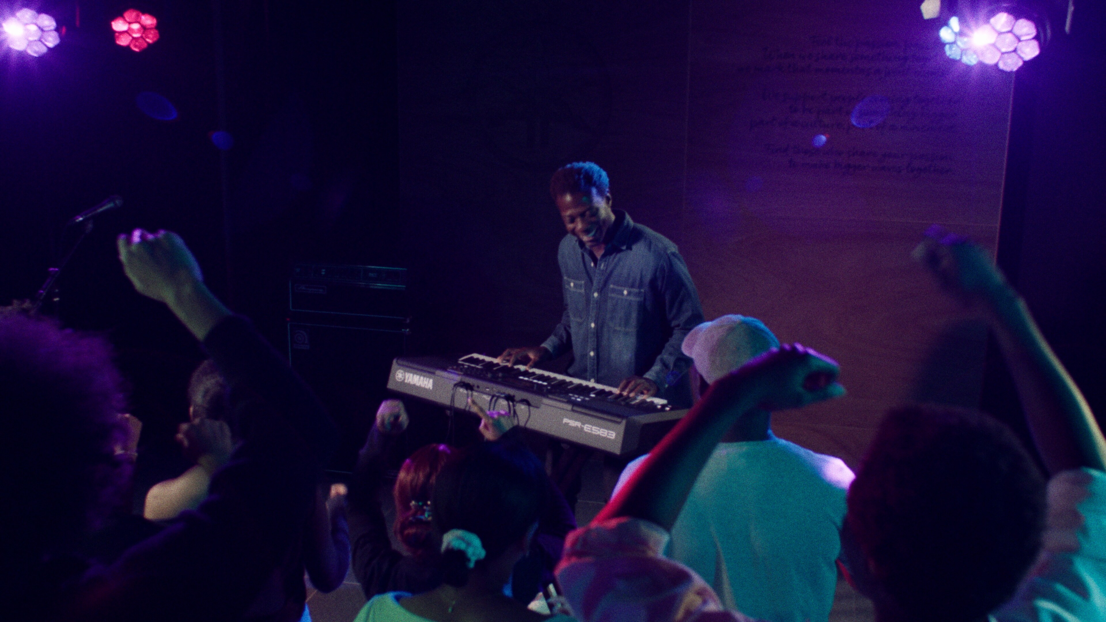 Une personne jouant sur le clavier portable Yamaha PSR-E583 avec un casque