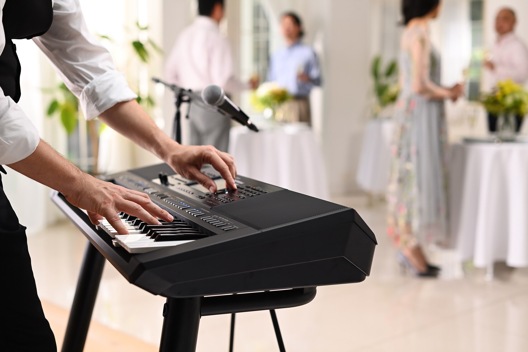 Station de travail arrangeur Yamaha PSR-SX720+ utilisée lors d'un événement dans une salle de réception.