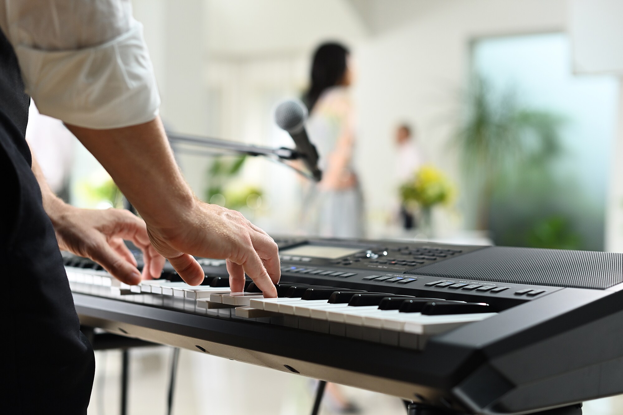 Station de travail arrangeur Yamaha PSR-SX720+ utilisée lors d'un événement dans une salle de réception.