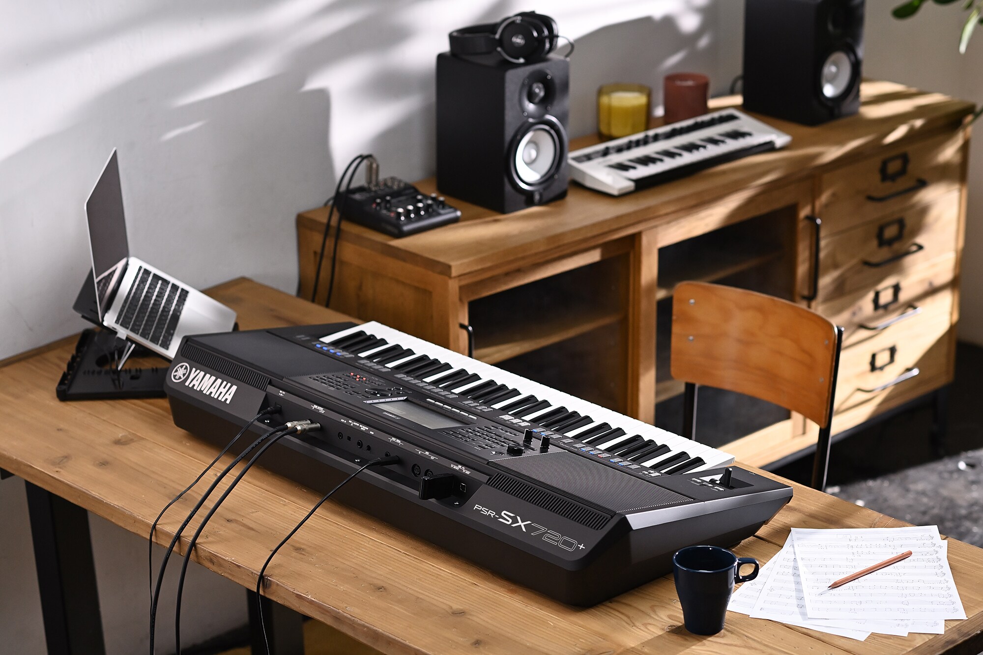 Station de travail arrangeur Yamaha PSR-SX720+ sur un bureau