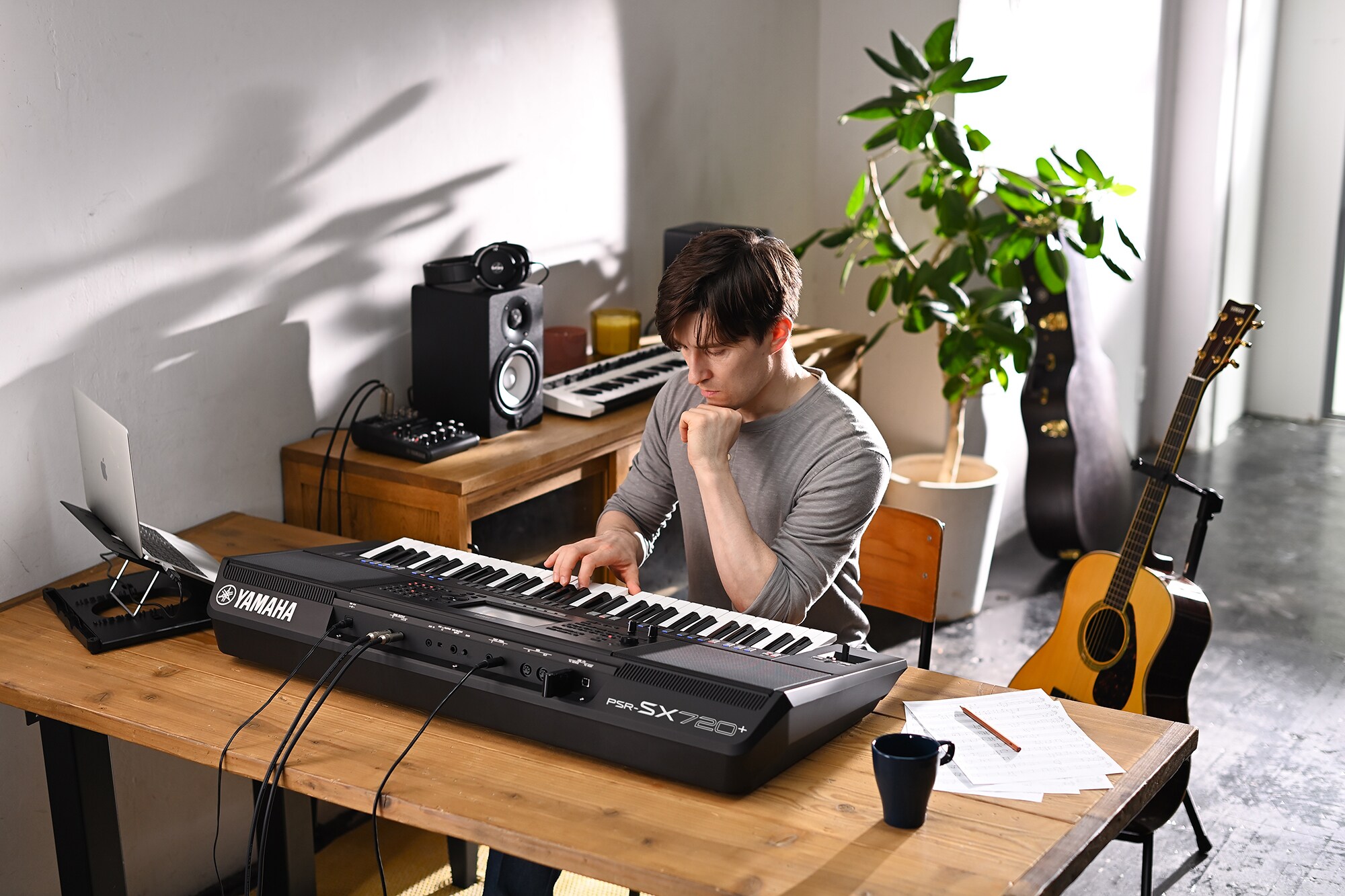 Photo d'une personne jouant sur la station de travail arrangeur Yamaha PSR-SX720+