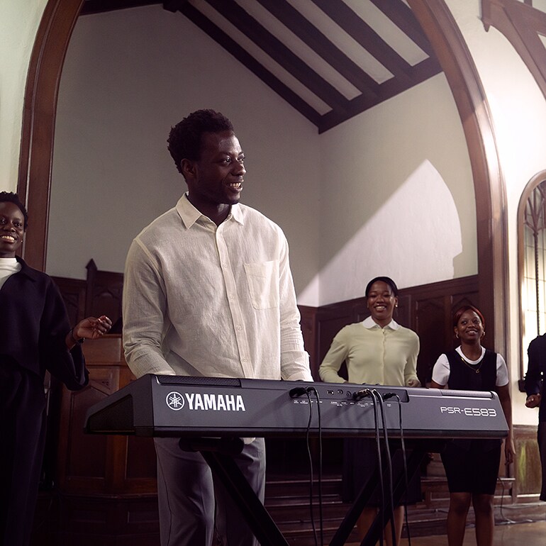 Une personne jouant du clavier portable Yamaha PSR-E583 dans une église