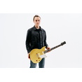 Chris Buck debout, tenant sa guitare Signature Revstar RS02CB