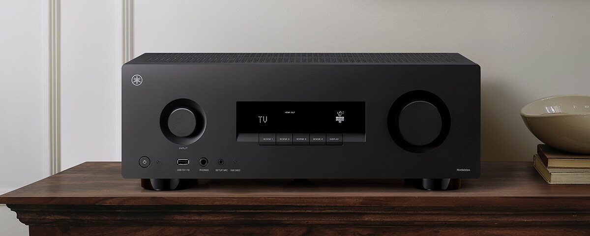 Le RX500A placé sur une étagère brune.