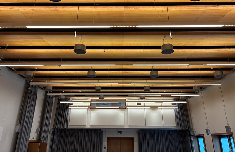 Centre de formation de Rellingen avec équipement audio suspendu au plafond et système de présentation.
