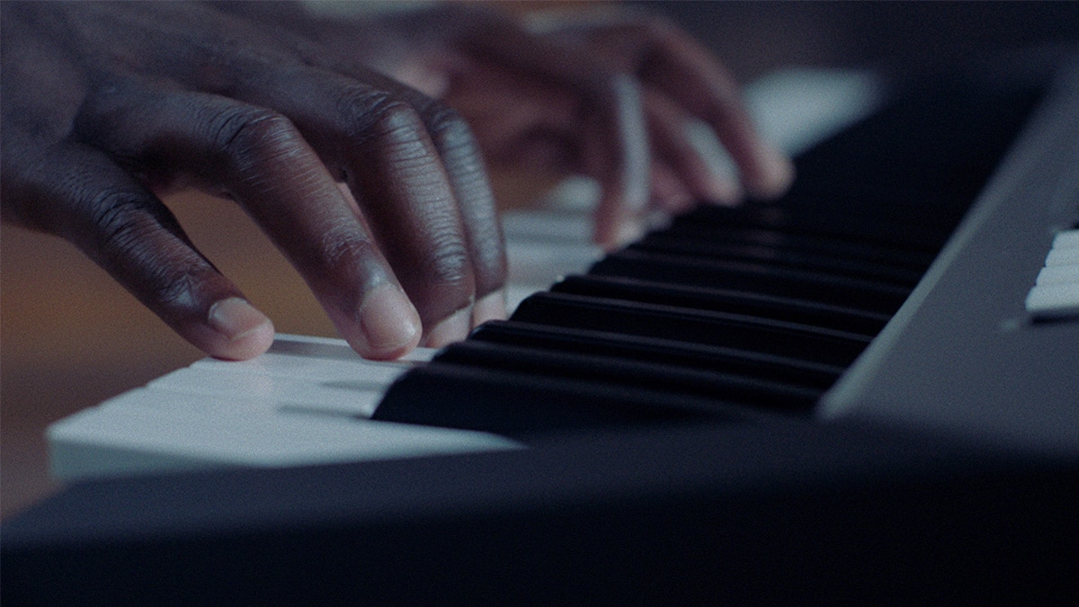 Clavier du PSR-E583 joué par une personne