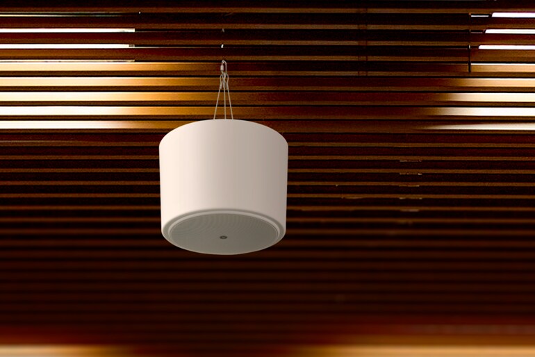 Gros plan d'une enceinte suspendue VXC2P