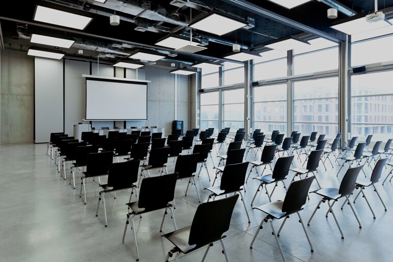 Salle polyvalente avec enceintes VXC2P montées en suspension