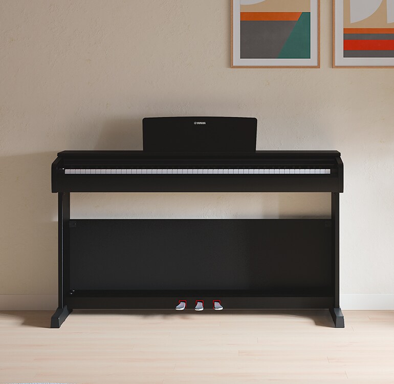 Un salon mettant en vedette un piano ARIUS noir avec des plantes d'intérieur et un canapé, s'intégrant harmonieusement au décor