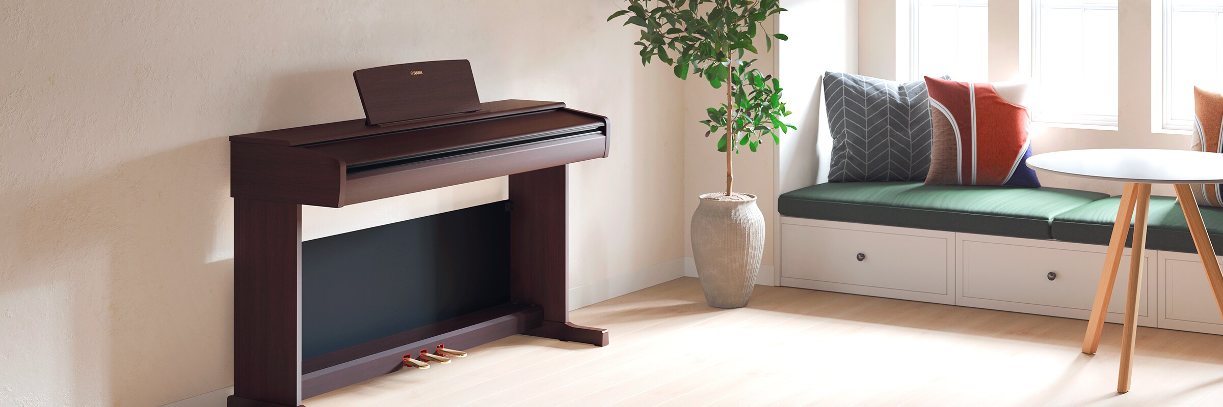Un piano ARIUS dans un salon avec son couvercle fermé, s'intégrant harmonieusement au décor