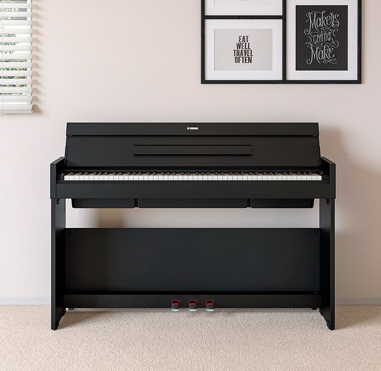Un salon mettant en vedette un piano ARIUS noir installé à côté d'étagères murales sur lesquelles sont posés des lampes et un diffuseur, s'intégrant harmonieusement à l'intérieur.