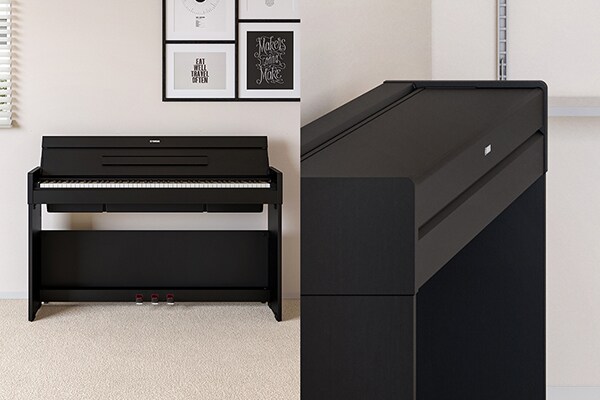 Un piano ARIUS s'intégrant à l'intérieur du salon, et un piano ARIUS au design plus plat et compact lorsque son couvercle est fermé.