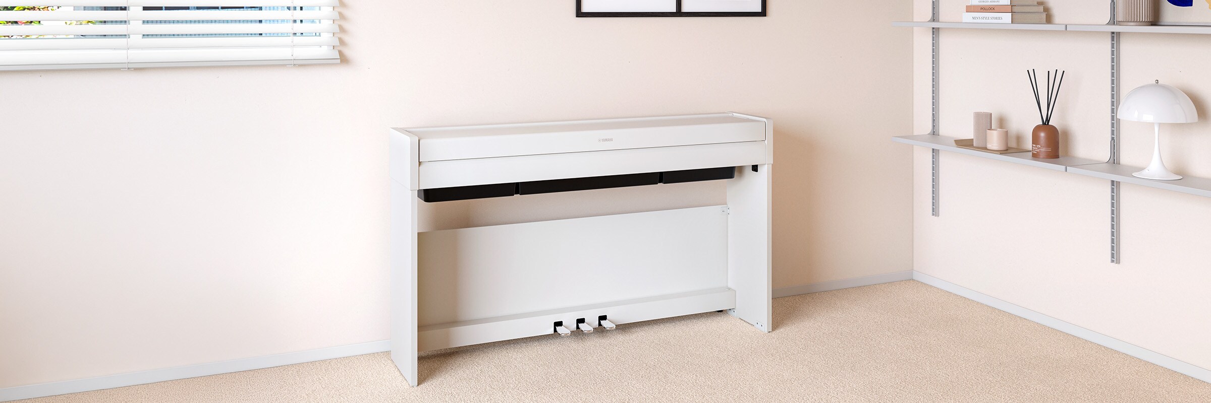 Un piano ARIUS installé dans une pièce, avec son couvercle fermé