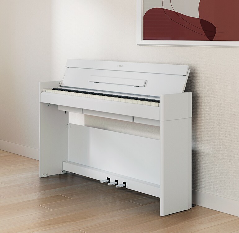 Un salon mettant en vedette un piano ARIUS avec des plantes d'intérieur et un canapé, s'intégrant harmonieusement au décor