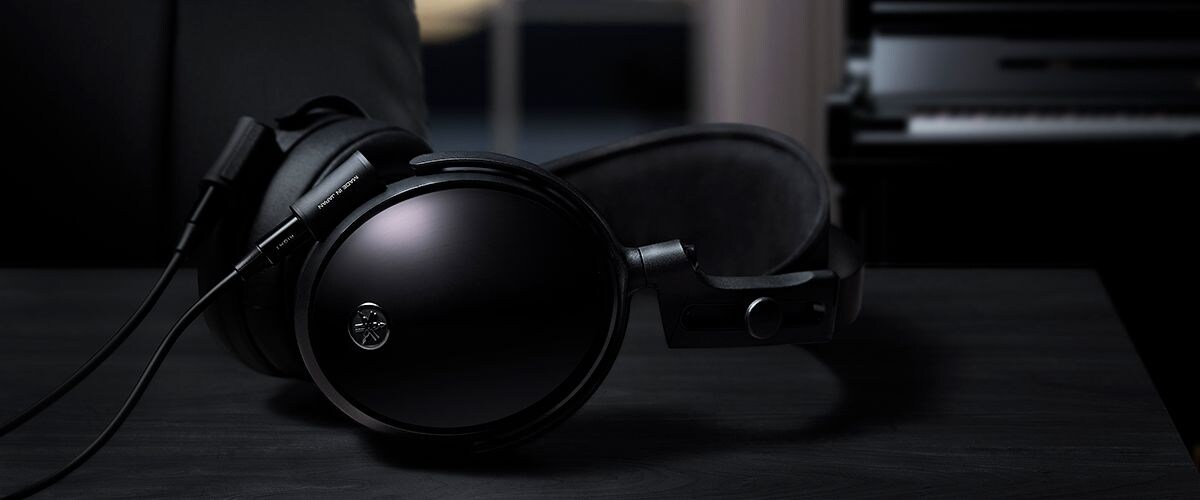 Image de scène représentant le casque audio YH-C3000 posés sur un bureau