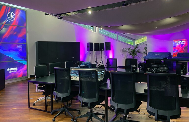 Centre de formation de Croissy-Beaubourg avec équipement audio Yamaha, écran d'affichage et éclairage violet.