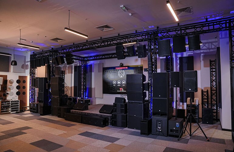 Centre de formation de Dubaï avec équipement audio professionnel, enceintes et installation d'éclairage.