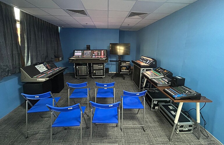 Centre de formation de Gurugram avec sièges en configuration salle de classe, écran de présentation et équipement de formation audio.