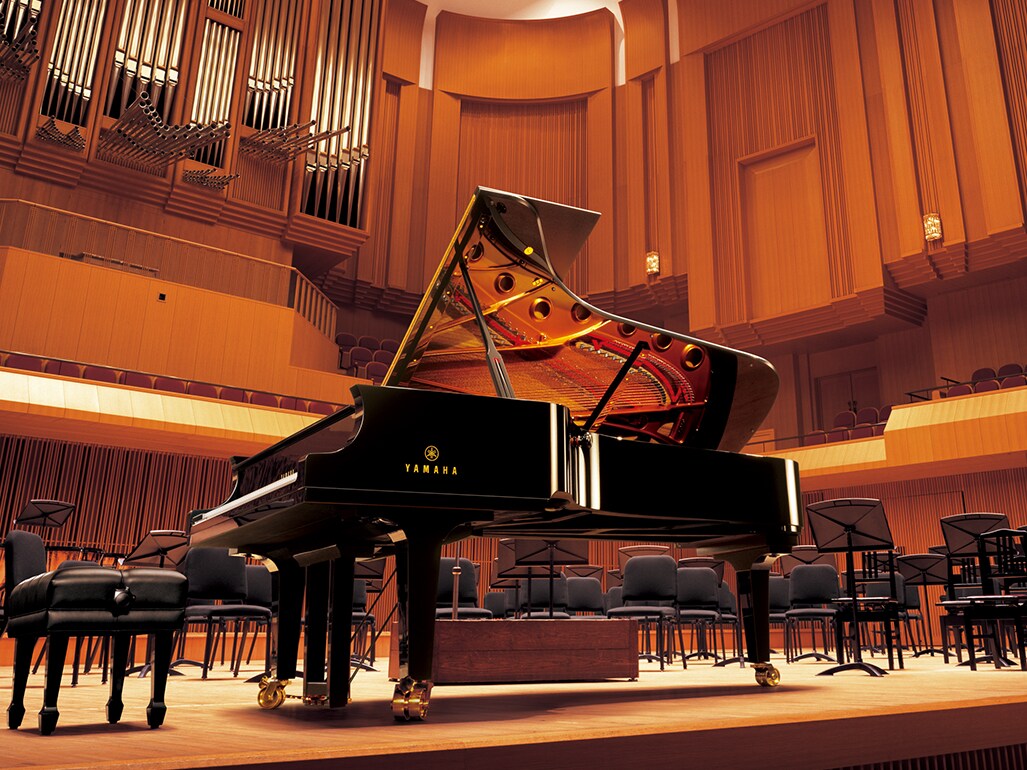 Piano à queue de concert Yamaha CFX, à partir duquel le son clair et équilibré ainsi que la résonance naturelle de la sonorité CFX des pianos ARIUS sont reproduits.