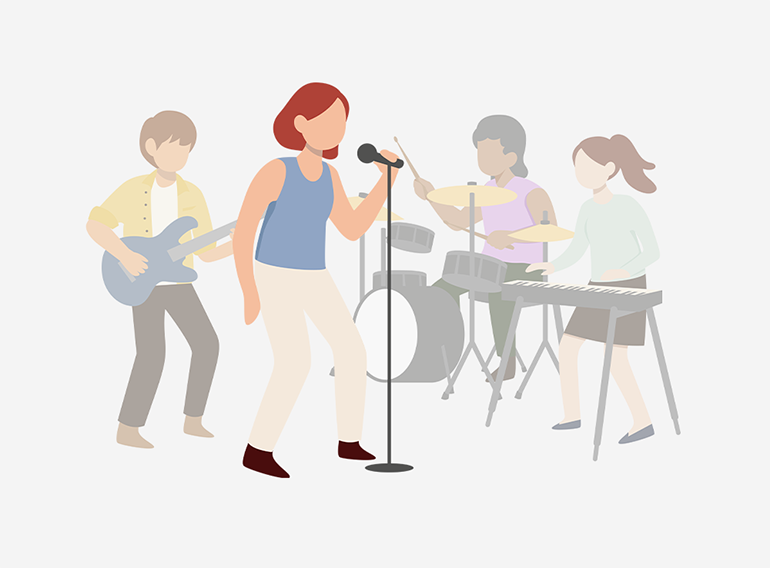 Une femme prenant plaisir à un karaoké facile grâce à la fonction de suppression de la voix de l'application de pratique musicale Extrack