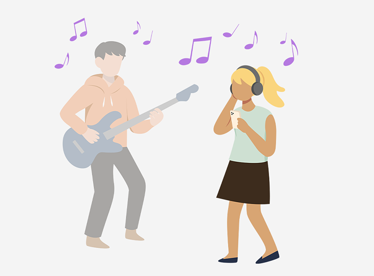Une femme prenant plaisir à écouter attentivement les phrases de chaque instrument tout en réglant leur volume dans l'application de pratique musicale Extrack