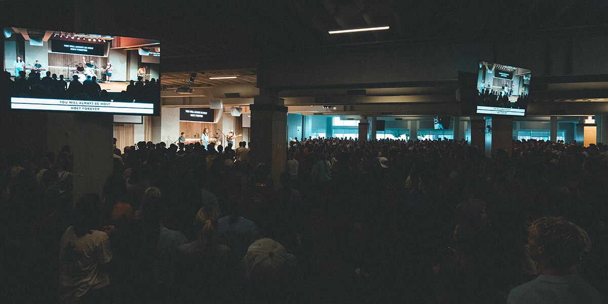 Vue intérieure de la salle de culte de l'église CityLight à Lincoln, au Nebraska, montrant l'éclairage de la scène et les sièges pour l'assemblée.