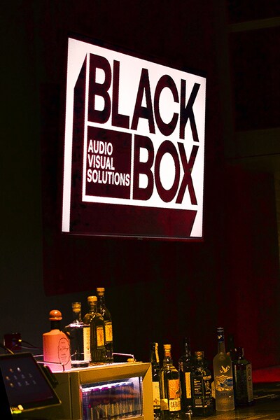 Enseigne Black Box Audio Visual Solutions à l'intérieur de l'établissement.
