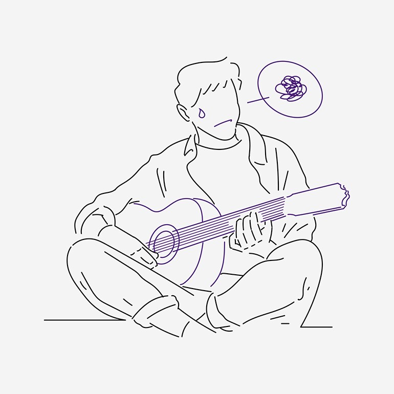 Un homme ayant du mal à pratiquer la guitare