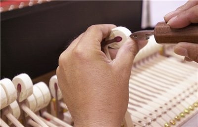 Picking the hammer with a felt picker