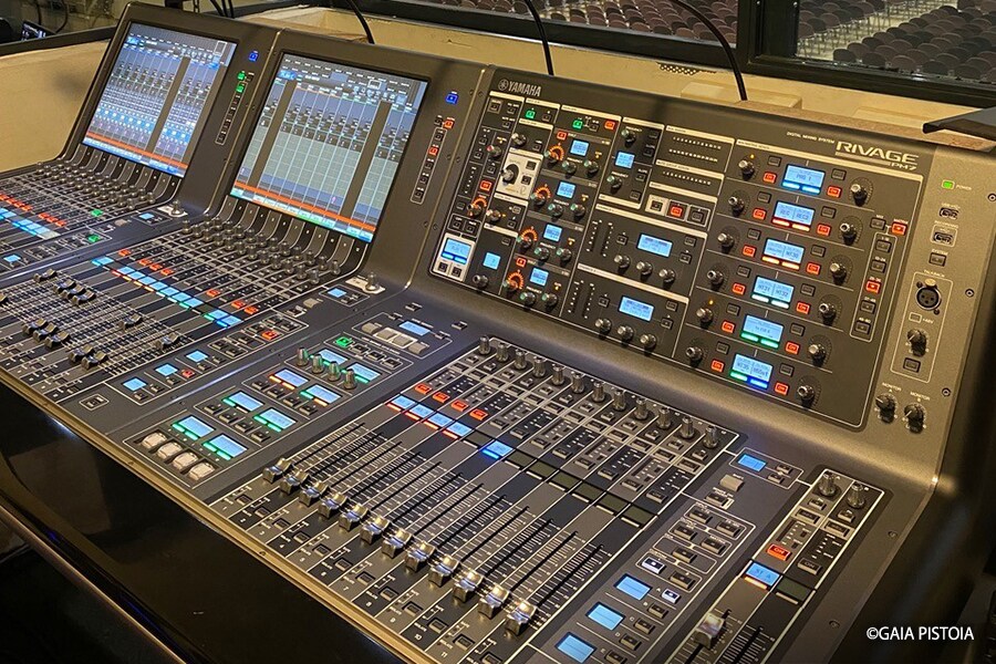 Console de mixage numérique Yamaha de la série RIVAGE PM installée à Allianz MiCo, surplombant une salle de conférence dans le cadre du système de commande audio intégré du site.